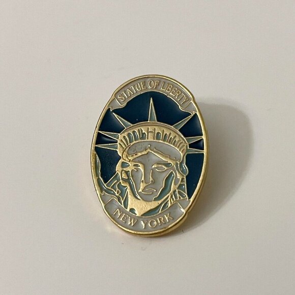 Vintage Statue of Liberty New York Pin Made in Canada - Picture 9 of 10